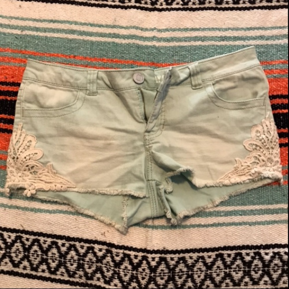 Light wash jean shorts 🥰
